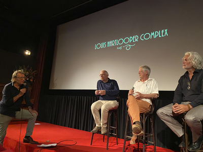 904985 Afbeelding van de nabespreking tijdens de première van de documentaire Strijdbaar - Waar een wil is, is geen weg ...